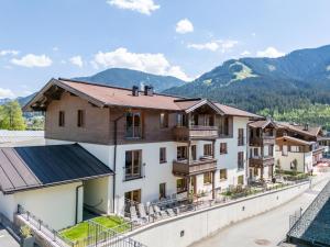 apartamentowiec z górami w tle w obiekcie Next To The Skilift A 5 w mieście Brixen im Thale