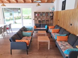 salon z kanapami i półką na książki w obiekcie Chalet Dumbria Dolomites w mieście Selva di Val Gardena
