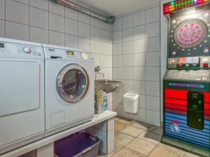 pokój z pralką i tarczą do rzutek w obiekcie Next To The Skilift A 5 w mieście Brixen im Thale