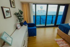 TV a/nebo společenská místnost v ubytování Beach Hotel Orbi City