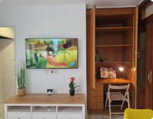 un soggiorno con una TV a parete di Apartamento Gascona a Oviedo