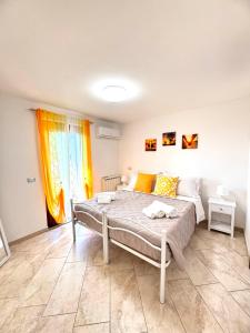 a bedroom with a bed in a room at Suites Dreams Fiumicino Sole in Fiumicino