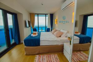 Postel nebo postele na pokoji v ubytování Beach Hotel Orbi City + 37 fotografií