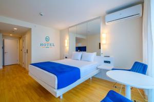 Postel nebo postele na pokoji v ubytování Beach Hotel Orbi City