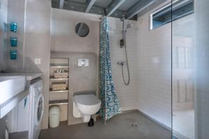 Panorama vue mer et plein centre ville في لاسيوتا: حمام مع مرحاض ودش زجاجي