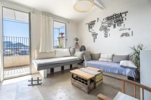 Panorama vue mer et plein centre ville في لاسيوتا: غرفة معيشة مع أريكة وخريطة على الحائط