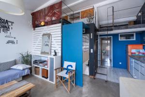 Panorama vue mer et plein centre ville في لاسيوتا: غرفة صغيرة بها سرير وجدار ازرق +30 صورة