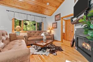 Posezení v ubytování Lux Mtn Cabin Hot Tub, Fire Pit, Game Room 3bd