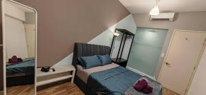una piccola camera da letto con un letto e uno specchio di Sunway Geo Suites BEAB at Sunway City by Ezprop a Subang Jaya Altre 35 foto