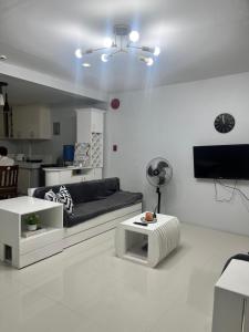 BantayにあるRhenville transient house in Vigan City with fast Wifiのソファとテーブルのあるリビングルーム