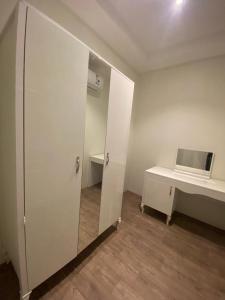 a white room with a laptop computer sitting on a desk at شاليه رفاهية المدينة1 in Medina