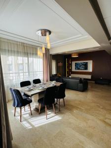 Χώρος καθιστικού στο Urban square - comfortable, sunny, and fully equipped