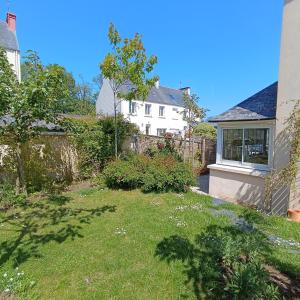 a house with a yard with a yard sidx sidx sidxktopktop at Maison plages & centre à pieds - proche GR34 in Saint-Pol-de-Léon