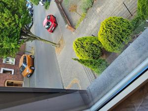 una vista aerea di un'auto che percorre una strada di Dimi Living Oberhausen & mit Küche a Oberhausen