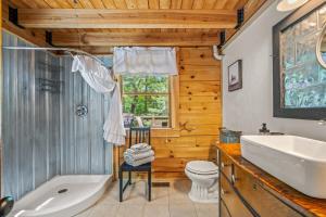 Ванная комната в Mallard Creek Cabin - Firepit - Kitchenette - Large Deck - Gas Grill +24 фотографии