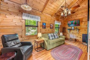 Гостиная зона в Mallard Creek Cabin - Firepit - Kitchenette - Large Deck - Gas Grill