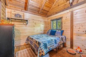 Кровать или кровати в номере Mallard Creek Cabin - Firepit - Kitchenette - Large Deck - Gas Grill
