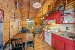 Кухня или мини-кухня в Mallard Creek Cabin - Firepit - Kitchenette - Large Deck - Gas Grill
