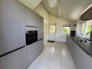 Kuchyň nebo kuchyňský kout v ubytování Vakantiehuis Weids uitzicht nabij Tjeukemeer + 21 fotografií