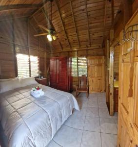 Postel nebo postele na pokoji v ubytování Negril Humble Cabin