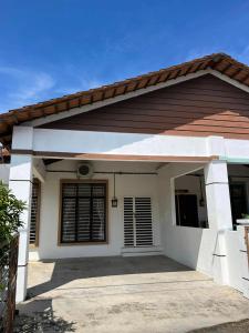 a small house with a brown roof at Rumah Armand Masjid Tanah Ria 3 , 4BR Fully Aircond Masjid Tanah Melaka in Masjid Tanah