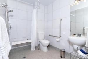 Koupelna v ubytování BKs Premier Motel Hamilton + 37 fotografií