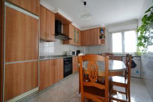 Dapur atau dapur kecil di Apartamento con parking en Vilanova de Arousa +7 gambar
