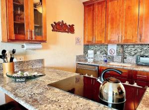 een keuken met een waterkoker op het aanrecht bij Maui Vista 3213 condo in Kihei