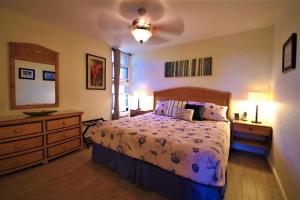 een slaapkamer met een bed en een ladekast bij Maui Vista 3213 condo in Kihei