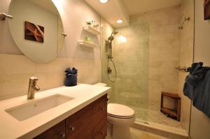 een badkamer met toilet, wastafel en douche bij Maui Vista 3213 condo in Kihei