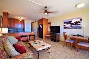 een woonkamer met een bank en een tafel bij Maui Vista 3213 condo in Kihei
