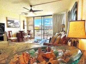 een woonkamer met een tafel met een glazen kom bij Maui Vista 3213 condo in Kihei +14 foto's
