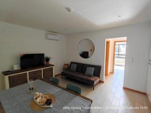 un salon avec un canapé et une table dans l'établissement Albis Harena - In Sal, à Santa Maria