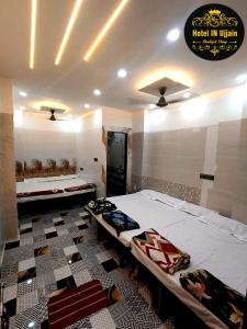 ein Zimmer mit zwei Betten und einem Schild mit der Aufschrift Hotel in Union in der Unterkunft HOTEL IN UJJAIn in Ujjain