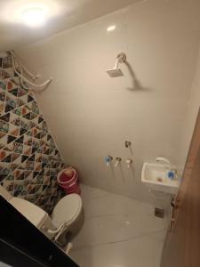 ein Badezimmer mit Toilette und Waschbecken in der Unterkunft HOTEL IN UJJAIn in Ujjain