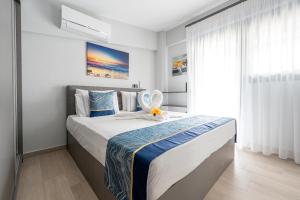Postel nebo postele na pokoji v ubytování RAFAELA SUITES