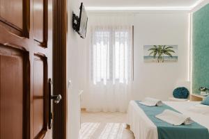 una stanza d'albergo con un letto e una finestra di B&B Le Ortensie a San Vito lo Capo