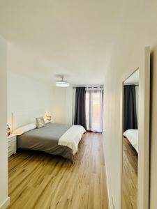 ロンダにあるApartamento Essence Ronda -CENTRO CIUDAD-のベッドルーム1室(大型ベッド1台付)