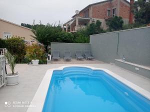 Bazén v ubytování Bleus Apartments nebo v jeho okolí