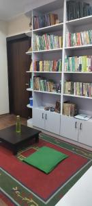une chambre avec une étagère remplie de livres dans l'établissement Diyalo Home, à Katmandou
