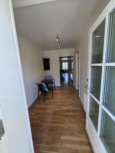 Μια τηλεόραση ή/και κέντρο ψυχαγωγίας στο Modern city center apartment with history