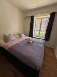 Ένα ή περισσότερα κρεβάτια σε δωμάτιο στο Modern city center apartment with history