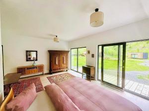 a living room with a large pink couch at Rai Village in Băniţa