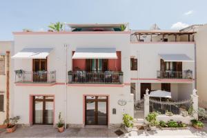 una casa bianca con accenti rossi di B&B Le Ortensie a San Vito lo Capo