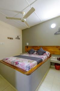 Bett in einem Zimmer mit einer Decke in der Unterkunft Hotel Don Fermín in Barranquilla