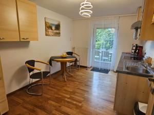a kitchen with a table and chairs in a room at Ferienwohnung am Ring in Spielberg