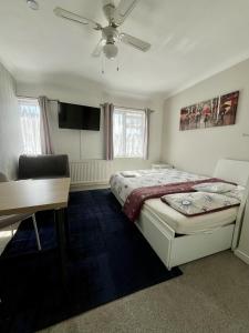 Postel nebo postele na pokoji v ubytování Home accommodation