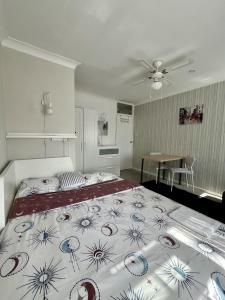 Postel nebo postele na pokoji v ubytování Home accommodation