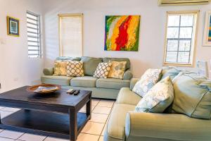Ruang duduk di Perfect Hillside Ocean View