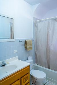 Bilik mandi di Perfect Hillside Ocean View